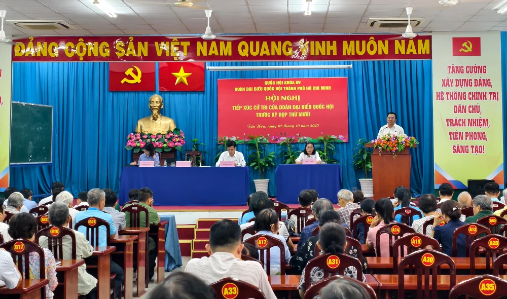 Cử tri nêu nhiều ý kiến về dự án treo và giáo dục