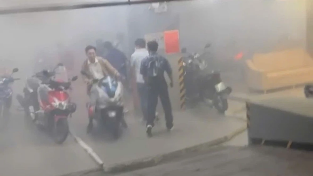 chay-ham-giu-xe-toa-nha-11-tang-o-tp-hcm-nhieu-nguoi-thao-chay (1).jpg