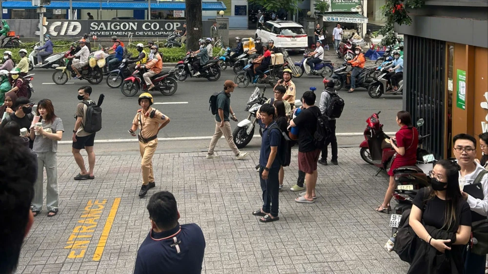 Cháy hầm giữ xe tòa nhà 11 tầng ở TP.HCM, nhiều người tháo chạy