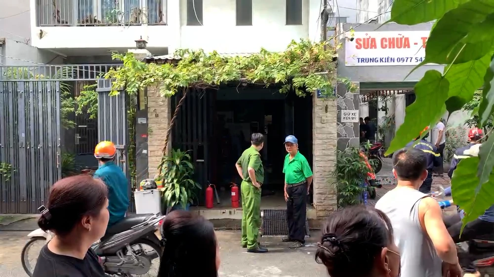 Cháy nhà 4 tầng ở TP.HCM, nghi do xì bình ga