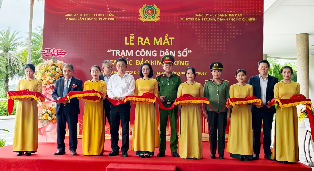 Công an TP.HCM ra mắt mô hình 'Trạm công dân số' tại Cao ốc Đảo Kim Cương