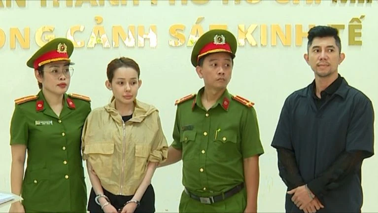 Công an triệu tập mẹ ruột của Ngân 98, làm rõ vai trò của bố ruột và nhiều người liên quan