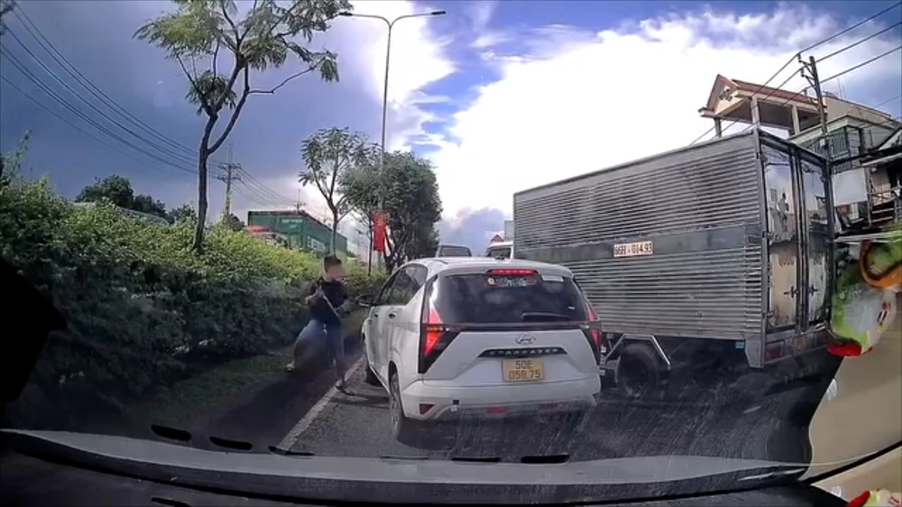Hai tài xế cự cãi, chèn ép xe nhau trên đường Lê Quang Đạo được camera hành trình ghi lại. Ảnh cắt từ clip