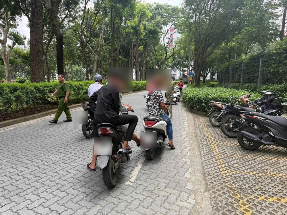 Bị trộm khi sơ sểnh để xe không khóa cổ, điện thoại ở Trung tâm thương mại AEON Tân Phú