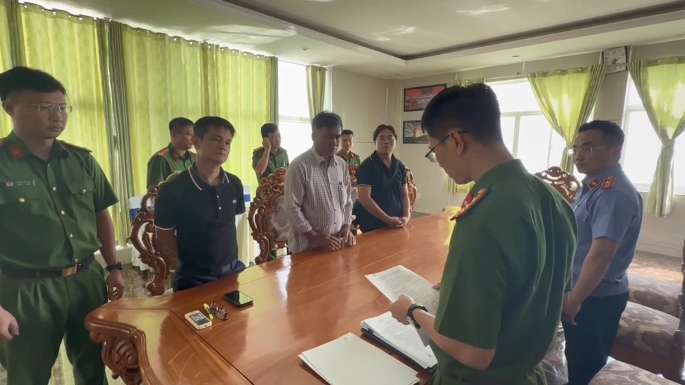 Công an TP.HCM bắt tổng giám đốc và 2 nhân viên công ty thi công dự án Thủy cung Hòn Ngưu