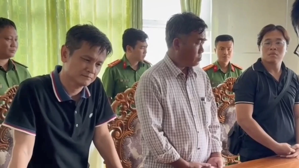 cong-an-tp-hcm-bat-tong-giam-doc-va-2-nhan-vien-cong-ty-thi-cong-du-an-thuy-cung-hon-nguu (3).jpg