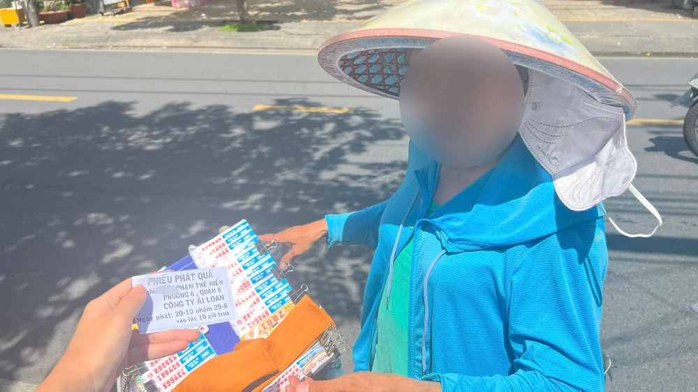 dua-tien-boi-duong-de-nhan-phieu-phat-qua-tu-thien-ngay-20-10-o-tp-hcm-nhieu-nguoi-bi-lua-0.jpg