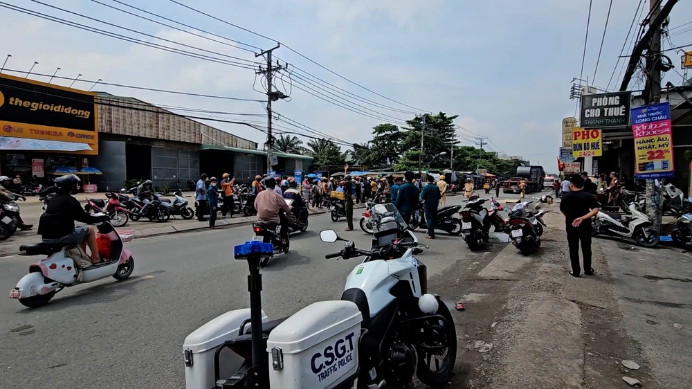 Trượt ngã vào hông xe đầu kéo chở thép cuộn, cô gái tử vong ở phường Tân Tạo