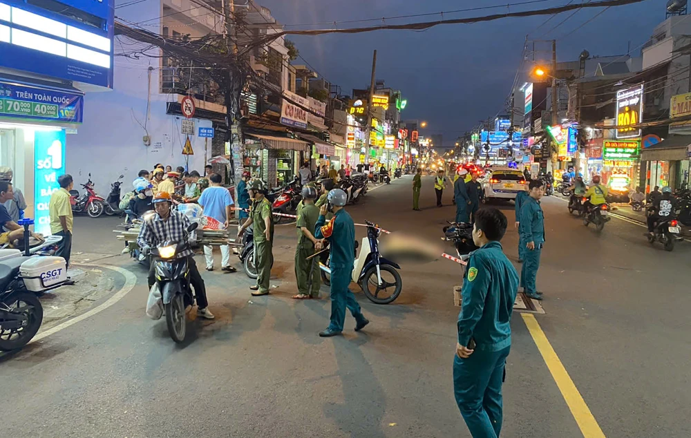 Tông trúng xe ôm công nghệ, người đàn ông văng lên cao, đập đầu xuống đường tử vong
