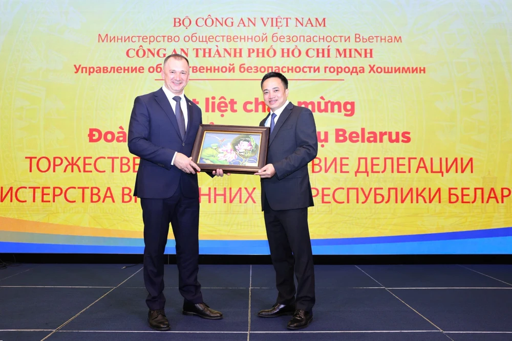 trung-tuong-mai-hoang-chu-tri-le-ky-ket-hop-tac-giua-cong-an-tp-hcm-va-bo-noi-vu-belarus (6).jpg