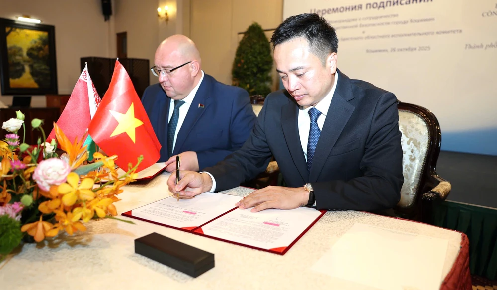 trung-tuong-mai-hoang-chu-tri-le-ky-ket-hop-tac-giua-cong-an-tp-hcm-va-bo-noi-vu-belarus (7).jpg