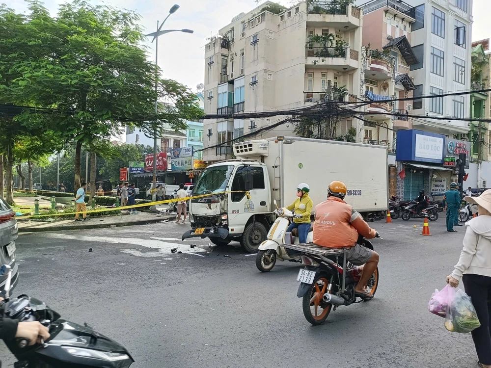 Xe máy va chạm xe tải đông lạnh, đôi nam nữ người chết, người nguy kịch