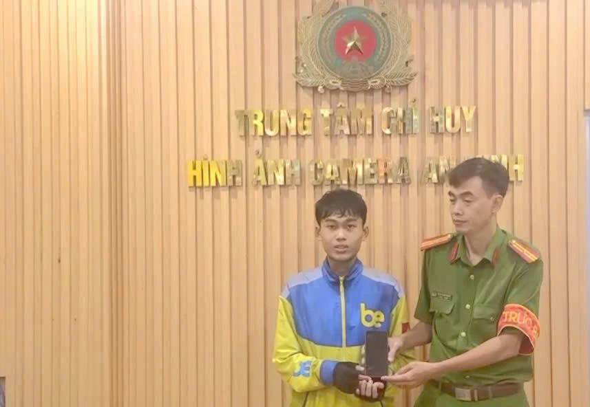 Rơi điện thoại trong đêm mưa, nam shipper được Công an tìm trả lại sau vài giờ