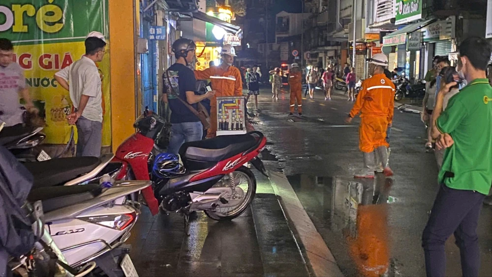 Điều tra vụ thanh niên nghi bị điện giật chết khi đi qua đường ngập nước ở trung tâm TP