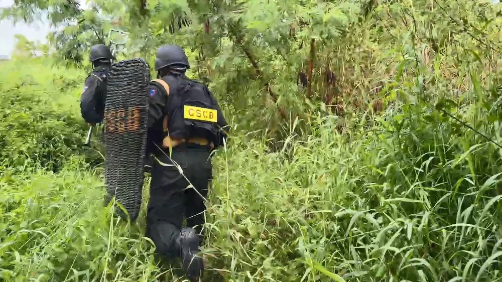 hanh-trinh-canh-sat-dung-flycam-lung-bat-ke-dung-sung-nhua-cuop-100-trieu-o-cho-binh-dien-0.jpg