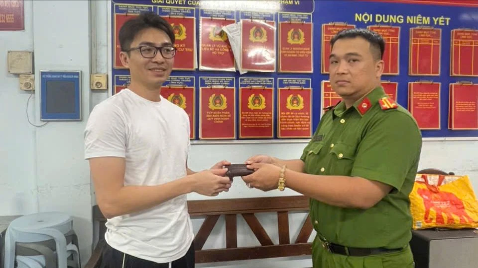 Đi taxi công nghệ đến phường Sài Gòn, người đàn ông quên ví chứa 1.600 đô la Mỹ