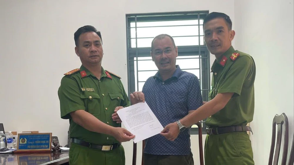 cong-an-phuong-tan-thanh-giup-viet-kieu-phap-tim-lai-co-ruot-sau-hon-10-nam-xa-cach (3).jpg