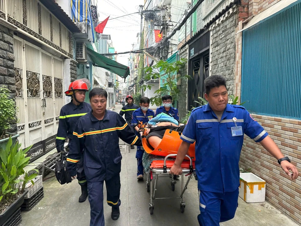 cuu-nguoi-dan-ong-nang-150kg-bi-tai-bien-tu-tang-3-can-nha-o-tp-hcm.jpg