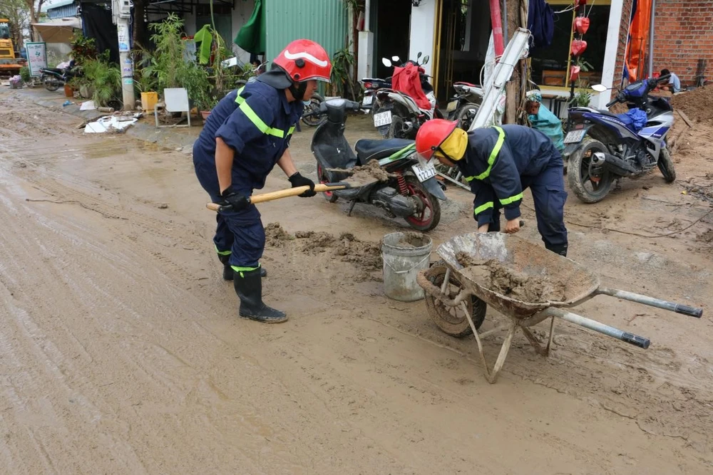 cong-an-tp-hcm-chi-vien-cho-cac-vung-bi-lu-lut-thuc-hien-menh-lenh-tu-trai-tim (10).jpg