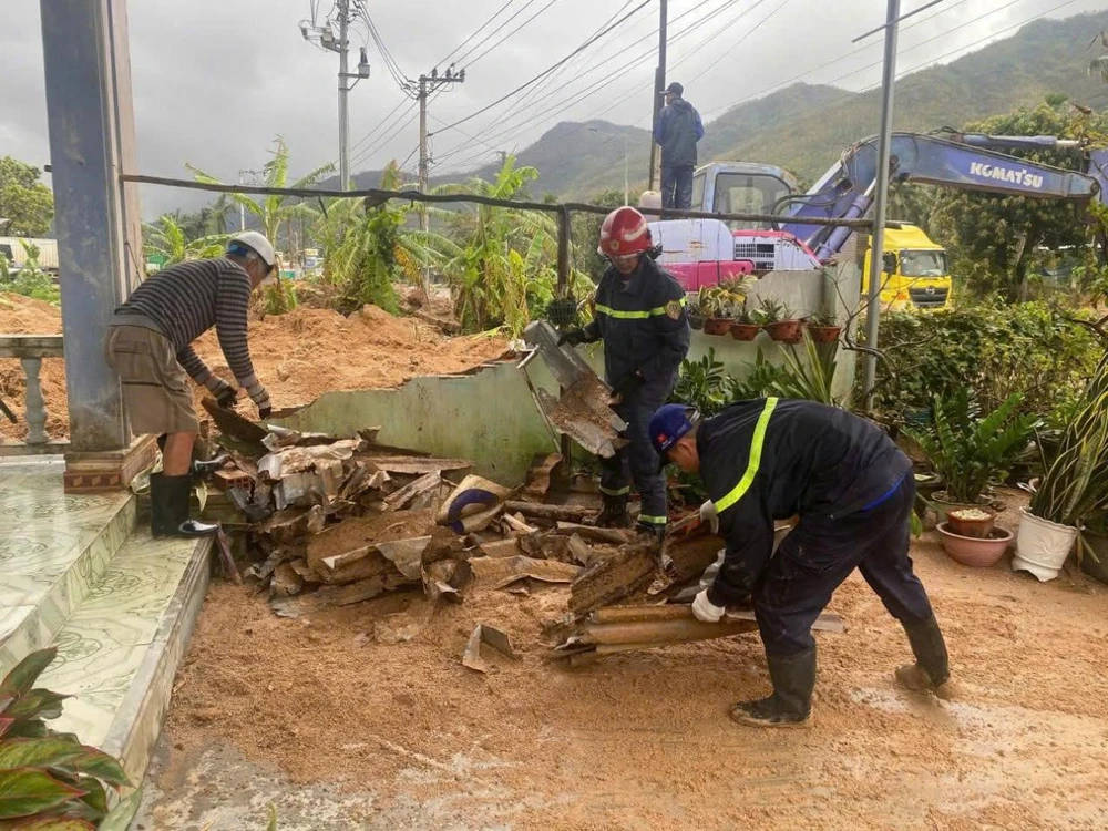 cong-an-tp-hcm-chi-vien-cho-cac-vung-bi-lu-lut-thuc-hien-menh-lenh-tu-trai-tim (11).jpg