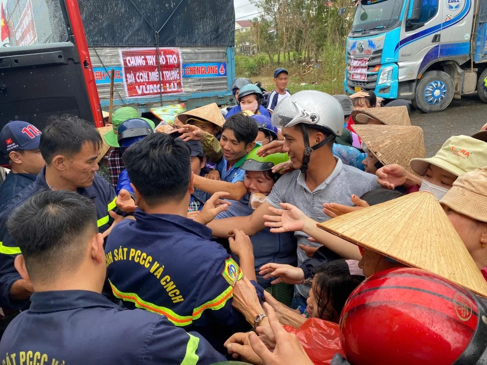 cong-an-tp-hcm-chi-vien-cho-cac-vung-bi-lu-lut-thuc-hien-menh-lenh-tu-trai-tim (12).jpg