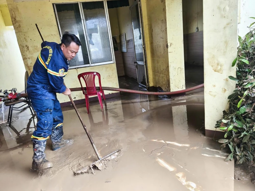 cong-an-tp-hcm-chi-vien-cho-cac-vung-bi-lu-lut-thuc-hien-menh-lenh-tu-trai-tim (13).jpg