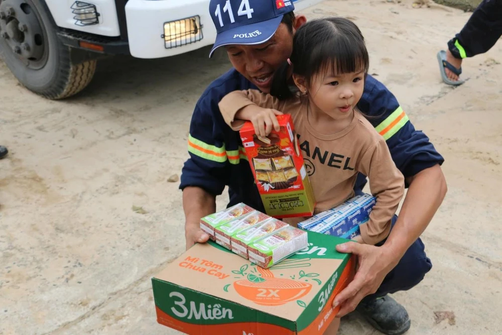 cong-an-tp-hcm-chi-vien-cho-cac-vung-bi-lu-lut-thuc-hien-menh-lenh-tu-trai-tim (14).jpg