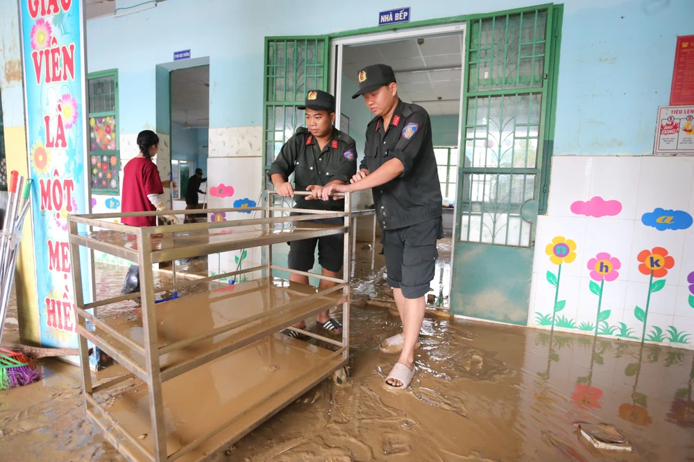 cong-an-tp-hcm-chi-vien-cho-cac-vung-bi-lu-lut-thuc-hien-menh-lenh-tu-trai-tim (15).jpg