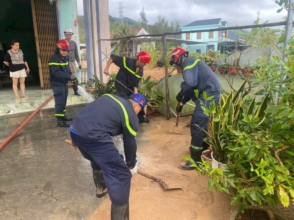 cong-an-tp-hcm-chi-vien-cho-cac-vung-bi-lu-lut-thuc-hien-menh-lenh-tu-trai-tim (17).jpg