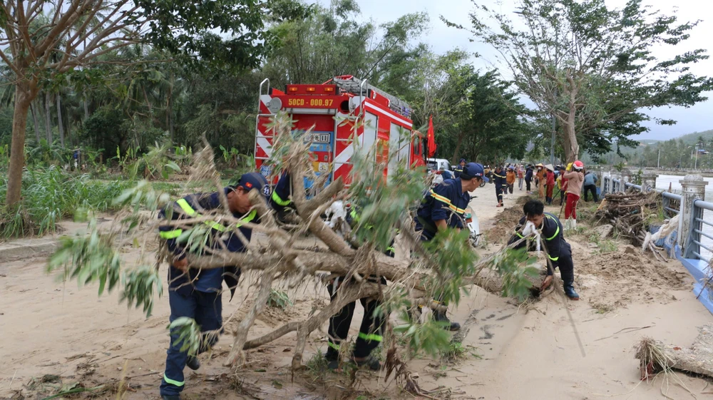 cong-an-tp-hcm-chi-vien-cho-cac-vung-bi-lu-lut-thuc-hien-menh-lenh-tu-trai-tim (19).jpg