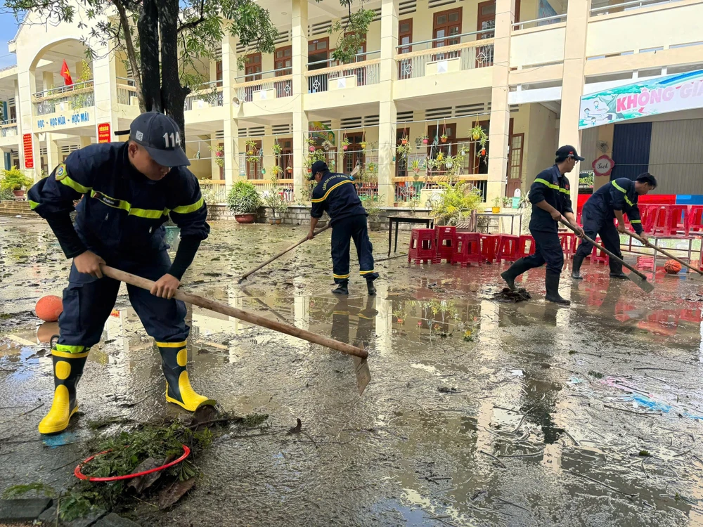 cong-an-tp-hcm-chi-vien-cho-cac-vung-bi-lu-lut-thuc-hien-menh-lenh-tu-trai-tim (2).jpg