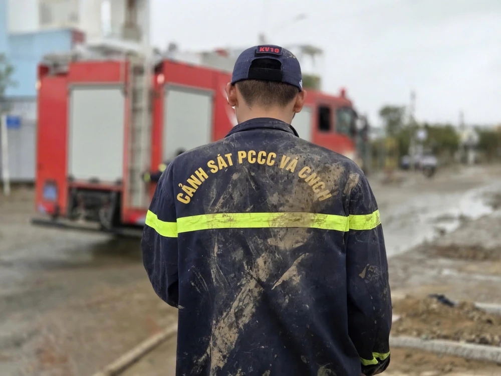 cong-an-tp-hcm-chi-vien-cho-cac-vung-bi-lu-lut-thuc-hien-menh-lenh-tu-trai-tim (3).jpg