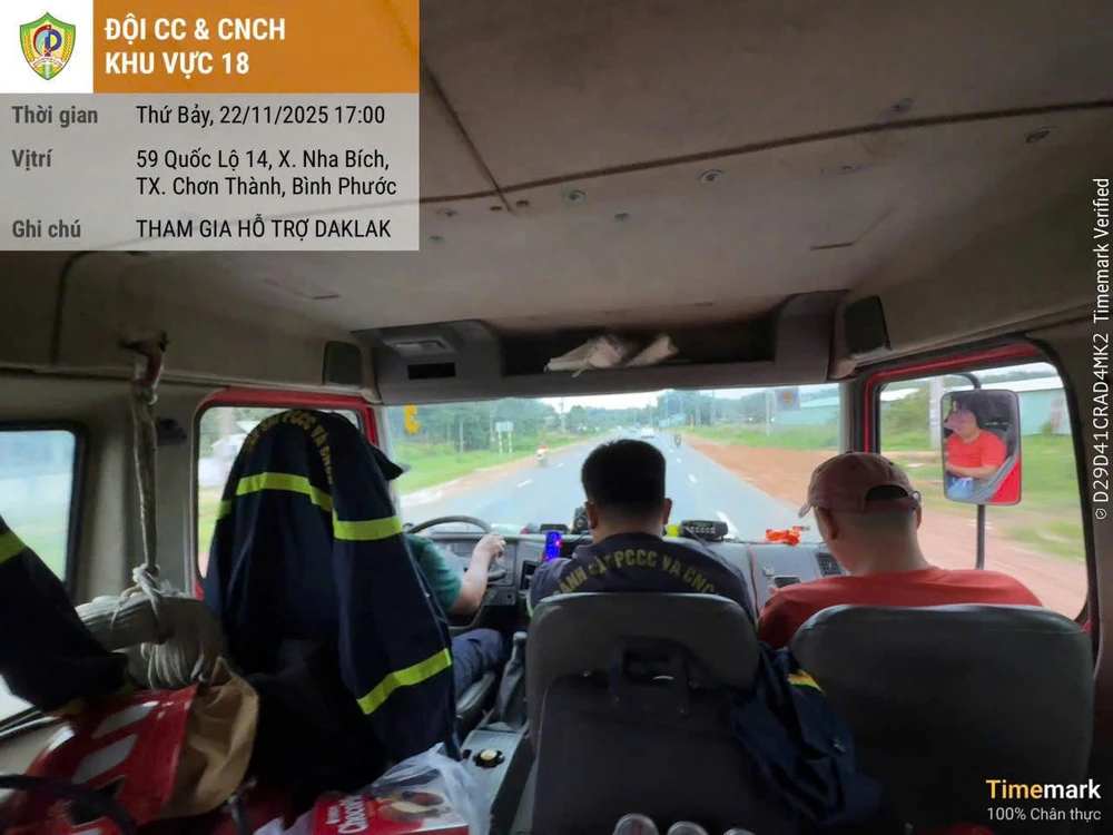 cong-an-tp-hcm-chi-vien-cho-cac-vung-bi-lu-lut-thuc-hien-menh-lenh-tu-trai-tim (4).jpg