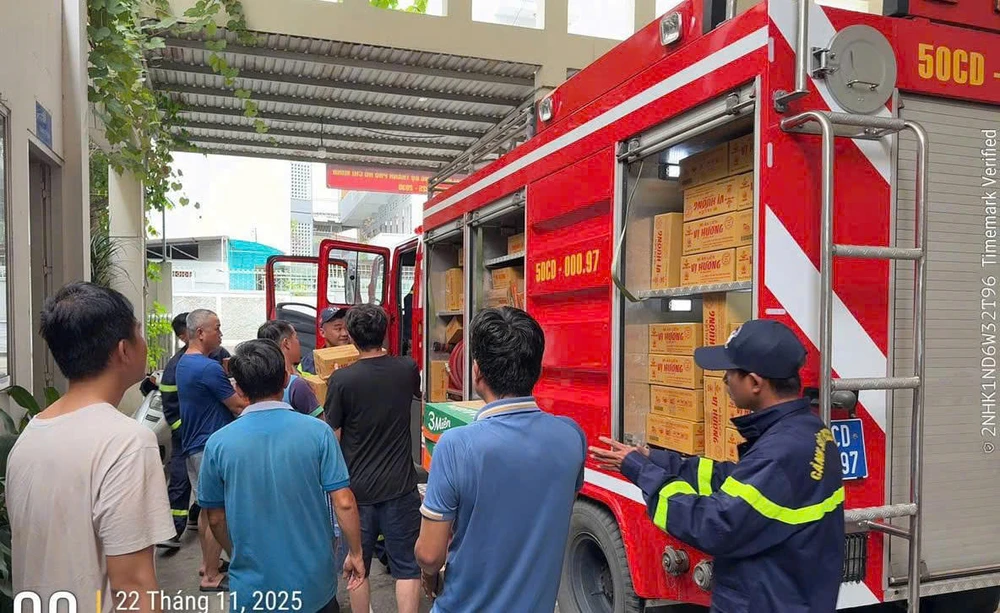 cong-an-tp-hcm-chi-vien-cho-cac-vung-bi-lu-lut-thuc-hien-menh-lenh-tu-trai-tim (5).jpg