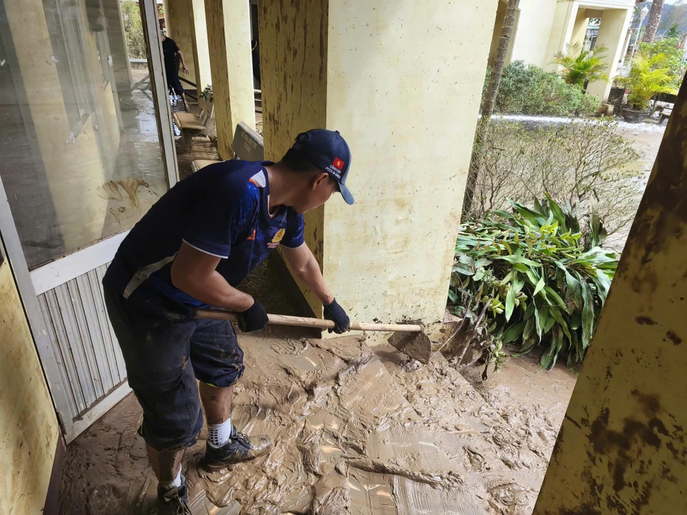 cong-an-tp-hcm-chi-vien-cho-cac-vung-bi-lu-lut-thuc-hien-menh-lenh-tu-trai-tim (6).jpg