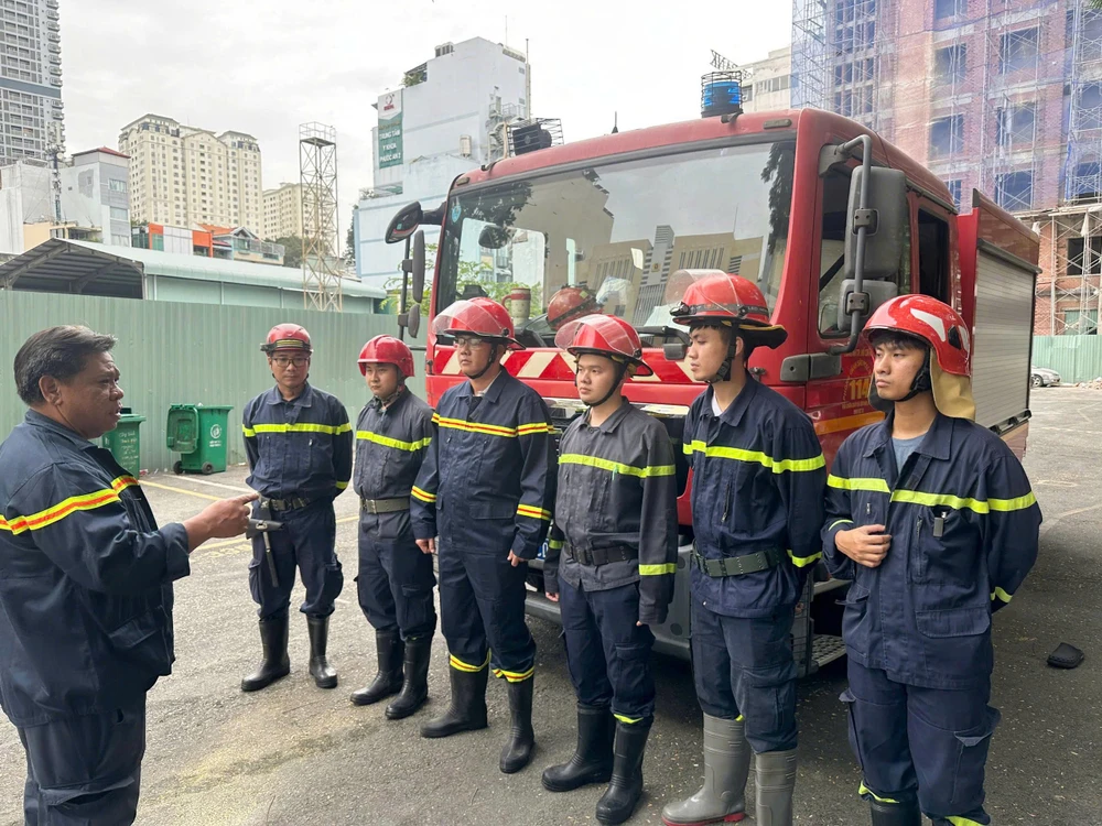 cong-an-tp-hcm-chi-vien-cho-cac-vung-bi-lu-lut-thuc-hien-menh-lenh-tu-trai-tim (7).jpg