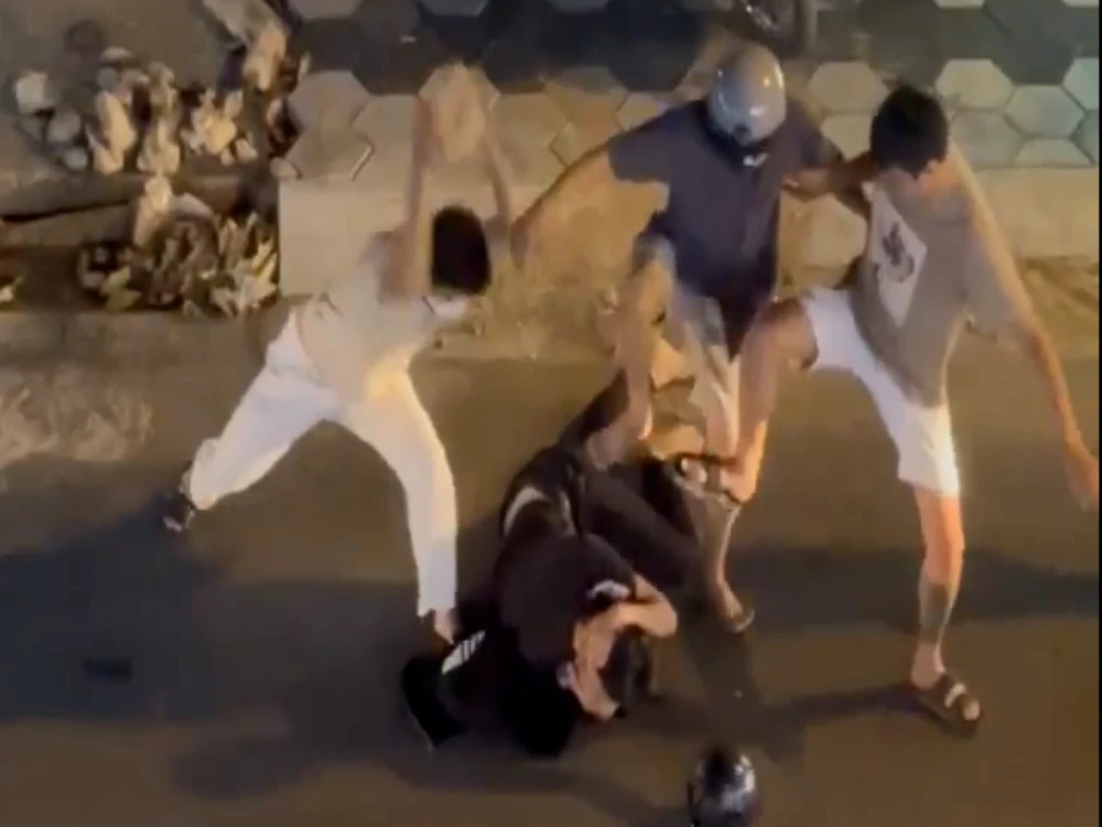 Rùng mình cảnh người đi đường bị nhóm thanh niên vây đánh, đập gạch vào đầu