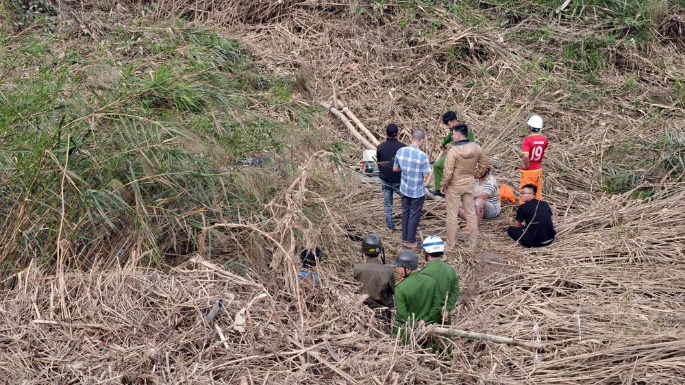 di-nhat-cui-tren-song-tra-khuc-phat-hien-nguoi-chet-tren-ghe-giua-song (2).jpg