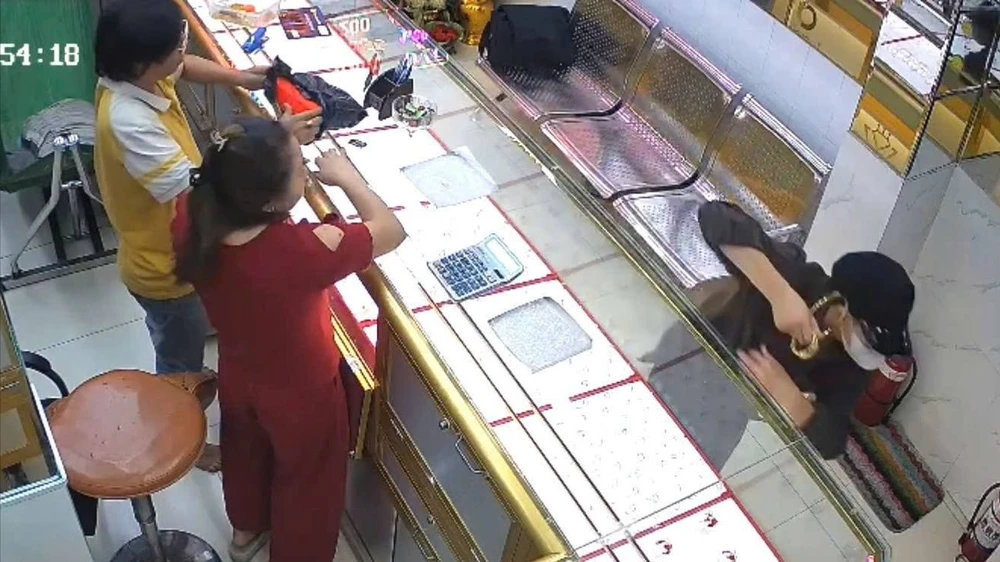 bi-truy-duoi-vi-cuop-giat-3-chi-vang-thanh-nien-cam-dao-doa-tu-sat-de-tron-thoat (3).jpg