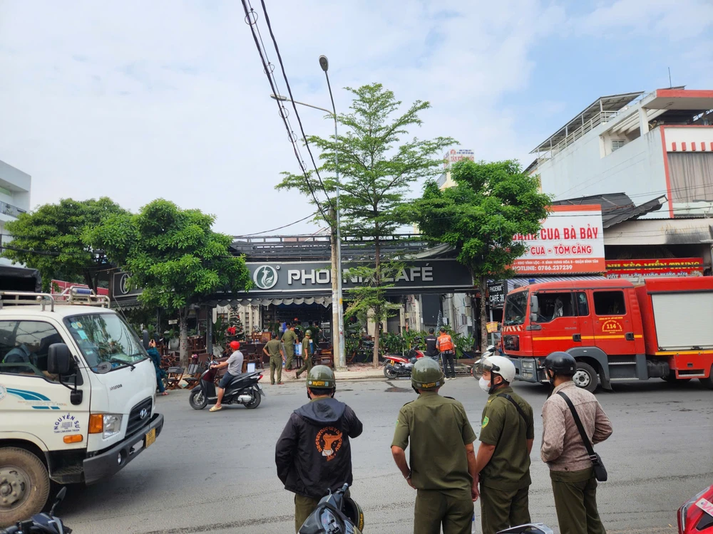 Cháy quán cà phê ở Bình Tân, nhiều người hoảng loạn tháo chạy lúc sáng sớm