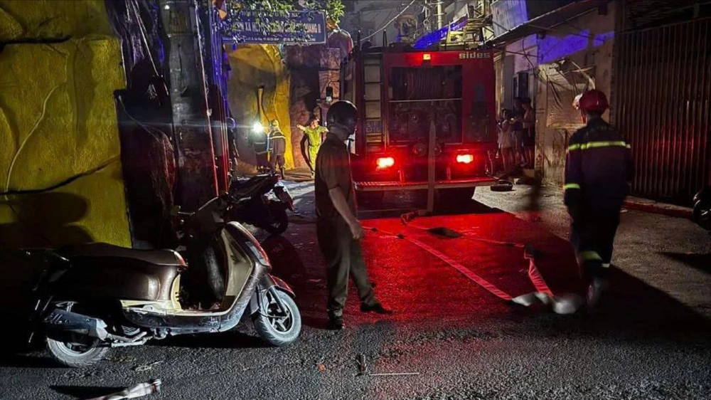 tp-hcm-chay-khu-vuc-de-dau-den-chua-ky-quang-2-nhieu-nguoi-hoang-loan (3).jpg