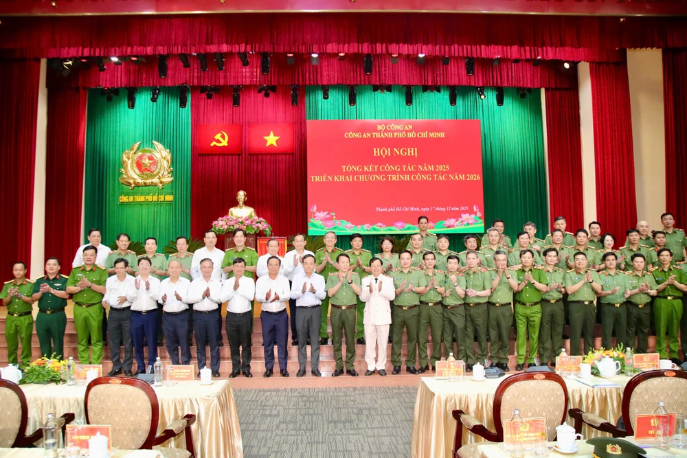 bo-truong-luong-tam-quang-cong-an-tp-hcm-phai-tro-thanh-diem-sang-cua-cong-an-ca-nuoc (9).jpg