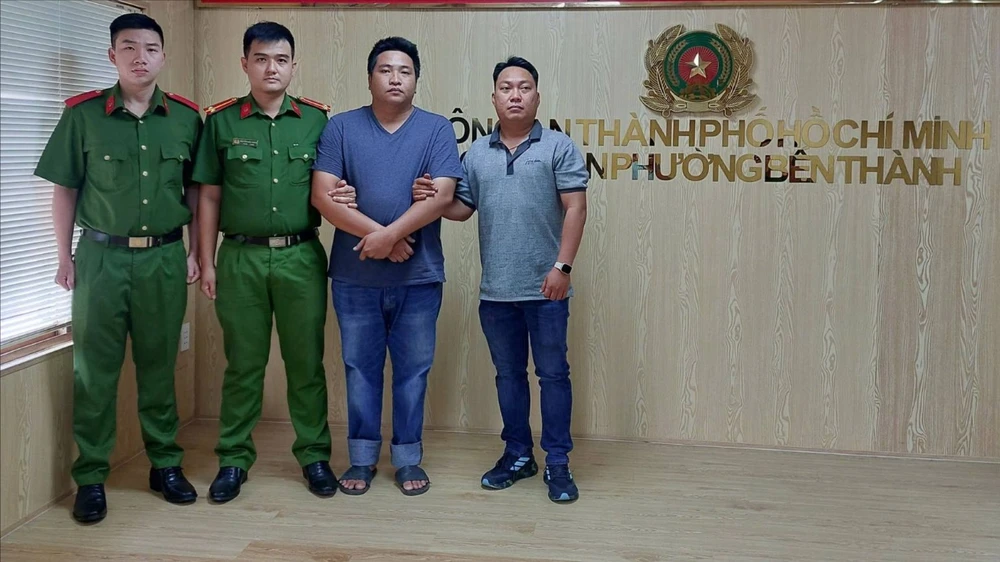 cong-an-phuong-ben-thanh-lien-tiep-bat-van-dong-nguoi-tron-truy-na (2).jpg