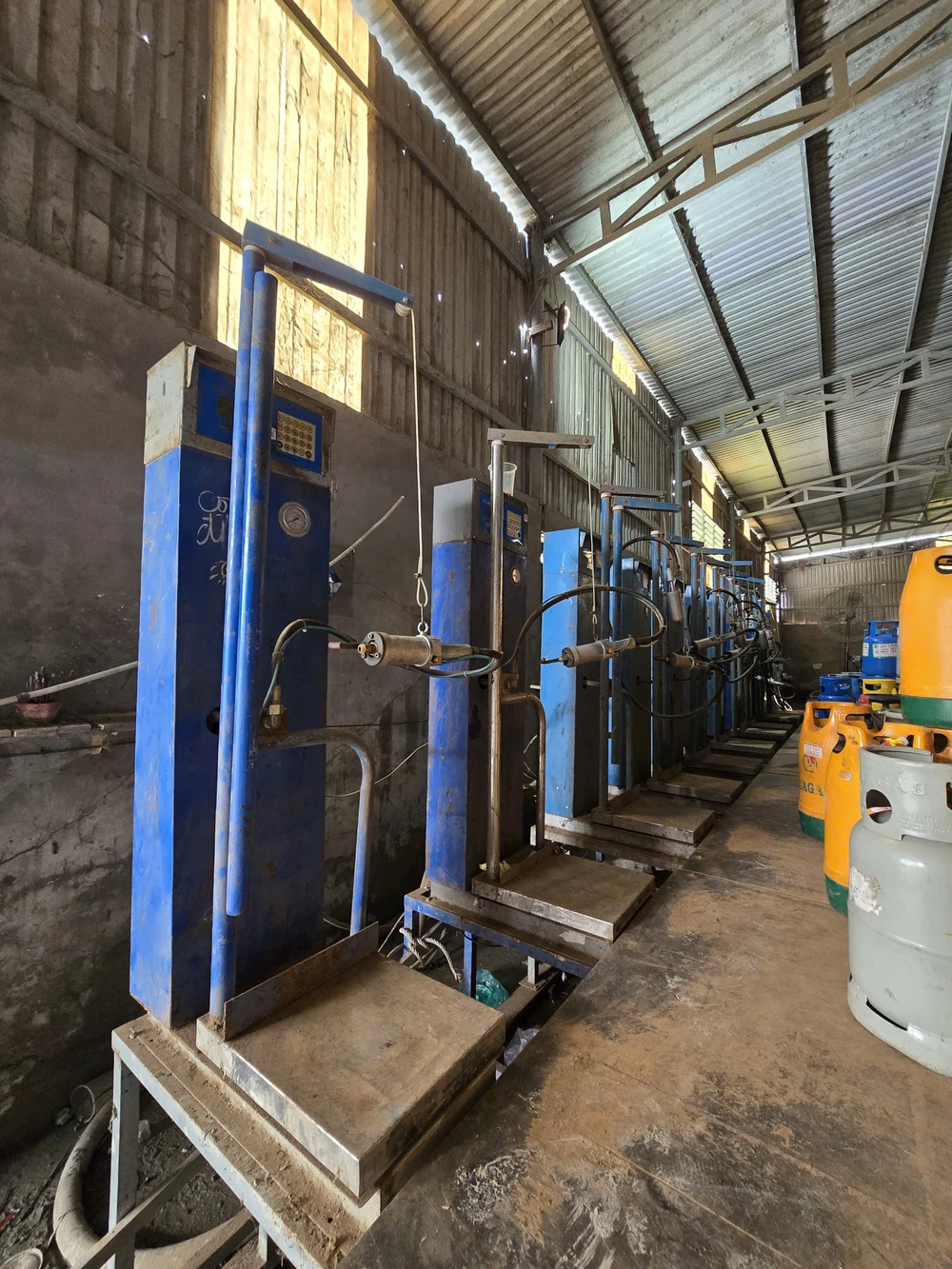 giam-doc-cong-ty-phan-phoi-khi-gas-hoa-long-to-chuc-sang-chiet-gas-gia-bi-bat (10).jpg