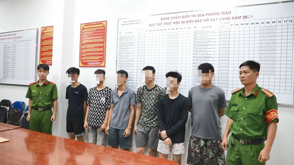 bat-14-thanh-thieu-nien-vay-danh-nguoi-tren-duong-o-phuong-xom-chieu (2).jpg