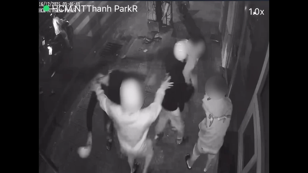 bat-14-thanh-thieu-nien-vay-danh-nguoi-tren-duong-o-phuong-xom-chieu (4).jpg