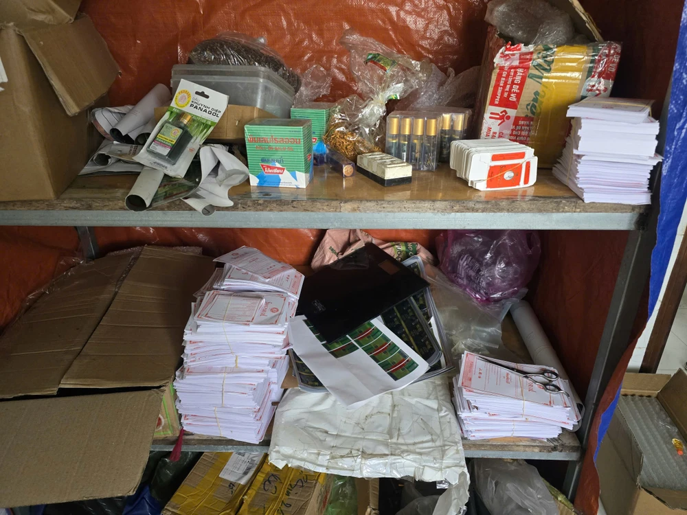 tp-hcm-5-nguoi-mua-hoa-chat-cong-nghiep-ve-pha-tron-thanh-dau-gio-gia (5).jpg