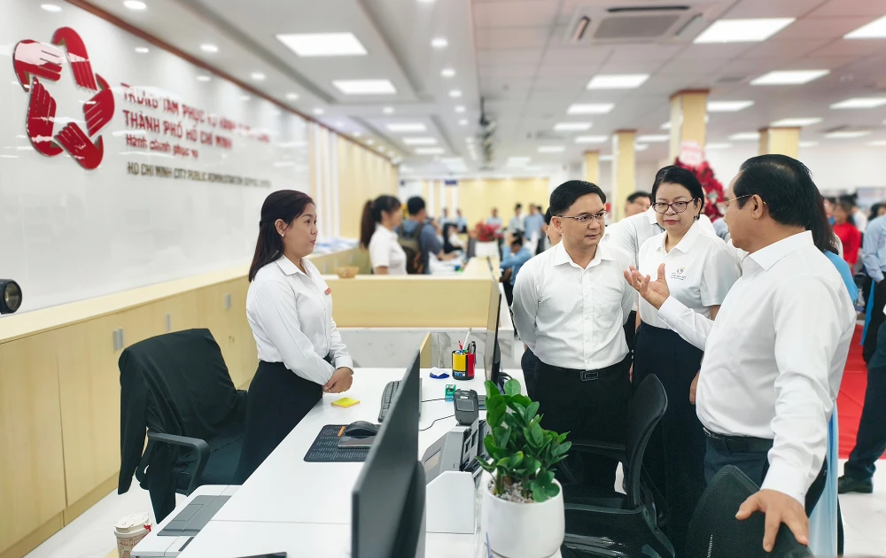 chu-tich-ubnd-tp-hcm-nguyen-van-duoc-di-metro-du-ra-mat-trung-tam-phuc-vu-hanh-chinh-cong (1).jpg