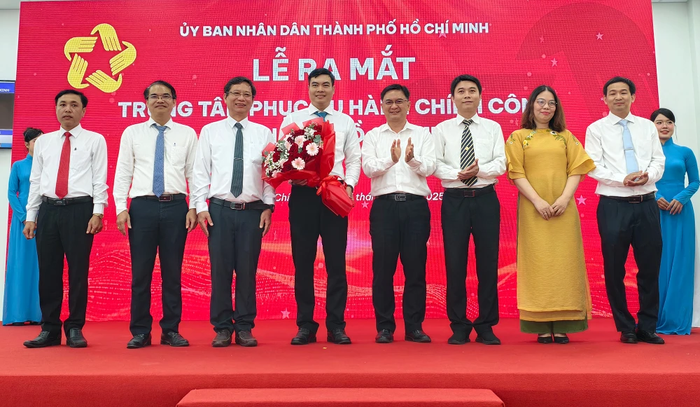 chu-tich-ubnd-tp-hcm-nguyen-van-duoc-di-metro-du-ra-mat-trung-tam-phuc-vu-hanh-chinh-cong (11).jpg