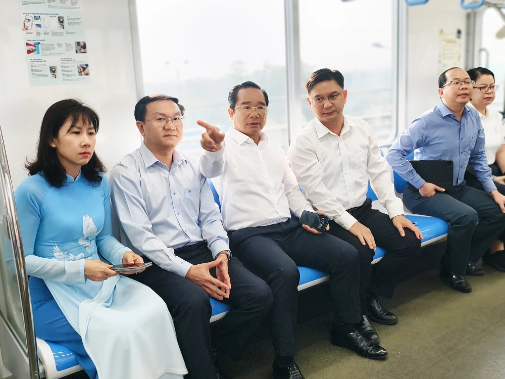 chu-tich-ubnd-tp-hcm-nguyen-van-duoc-di-metro-du-ra-mat-trung-tam-phuc-vu-hanh-chinh-cong (16).jpg